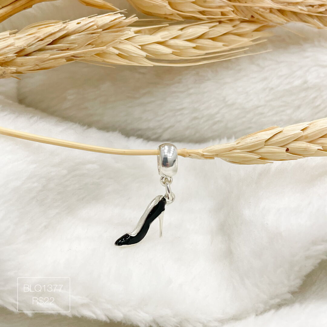 Berloque Salto Alto Preto Pendurado Esmaltado Prateado